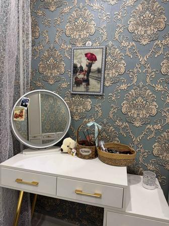 Туалетный столик с зеркалом