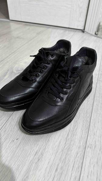 Продам мужские кожаные зимние ботинки