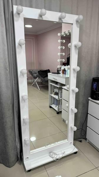 Зеркало с лампочками