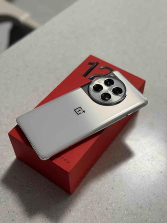 Продам OnePlus 12 12/256 White новый на гарантии / идеальное состояние