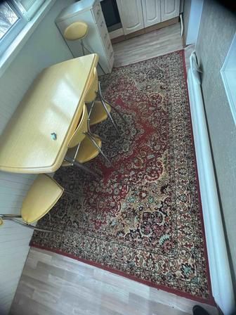 Стол и стулья