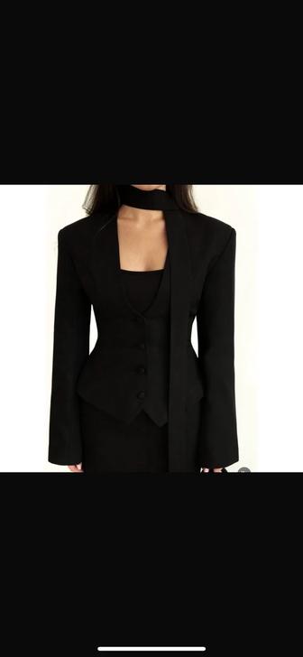 Продам элегантный чёрный костюм с акцентным чокером