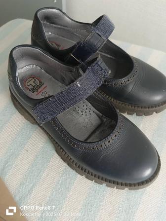 Продам туфли школьные на девочку