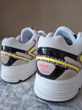 Продам кроссовки Адидас