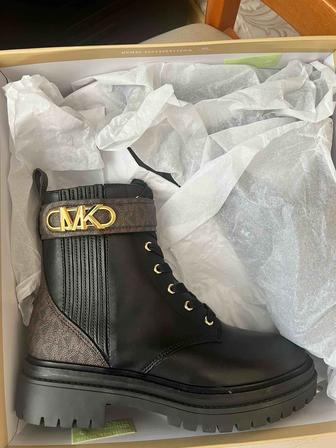 Продам ботинки Michael Kors