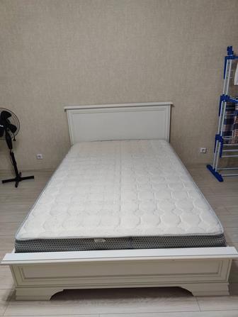 Кровать с матрасом