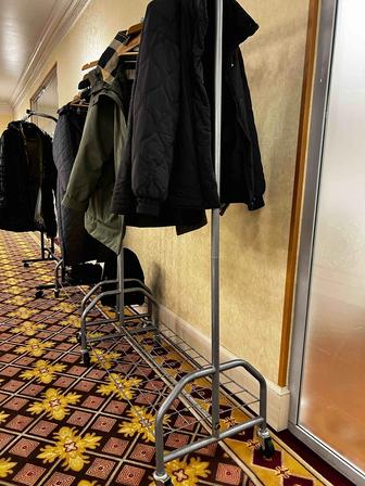 Продам вешалку металлическую, высота 1,80