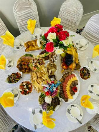 Аренда столов со стульями и посуды