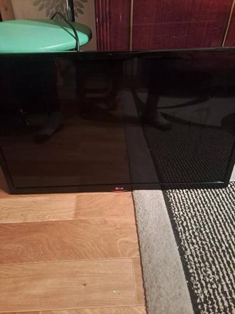 Жк LG 82см с кронштейном