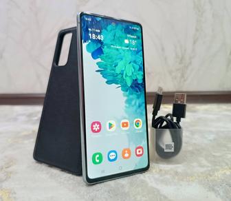 Samsung S20 в хорошем состоянии.