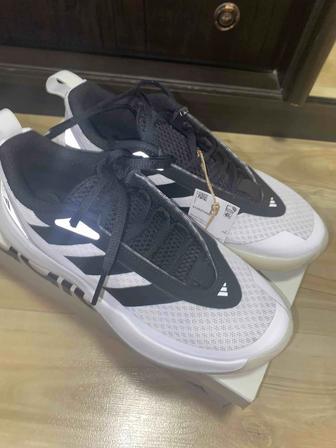 Продам женские кроссовки оригинальные adidas