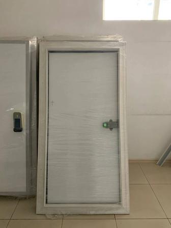 Продается дверь для холодильной камеры