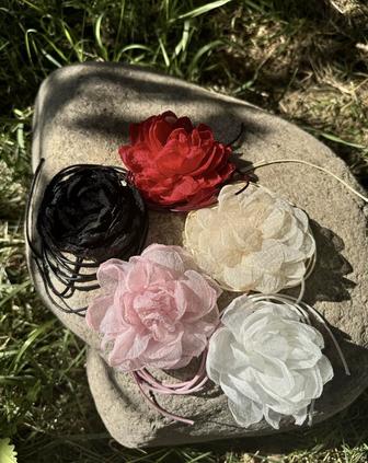 Чокер-роза на шнуровке