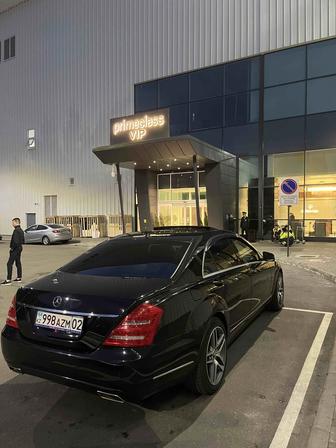 Mercedes Benz S 221 с водителем