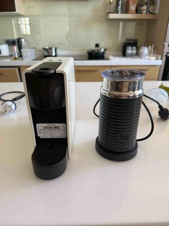 Продам Кофемашинку Nespresso c30 Essenza mini и капучинатор Aeroccino 3