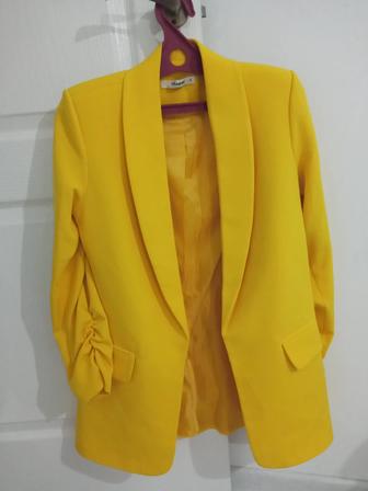 Срочно продам пиджаки и двойку женский