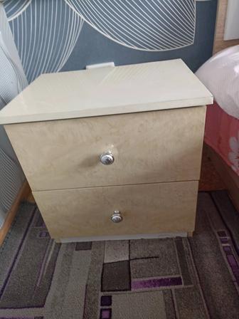 Продам комод и две тумбочки