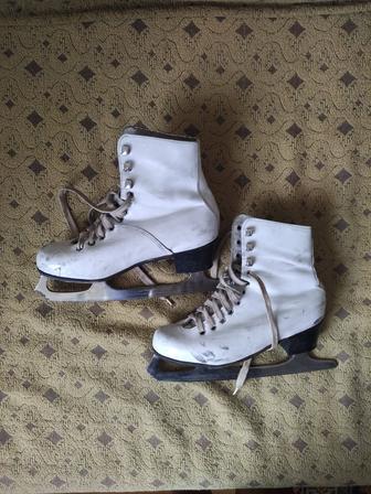 Коньки фигурные отдам