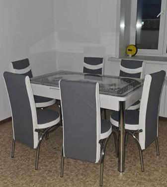 Продаю кухонный стол в комплекте с 6 стульями.