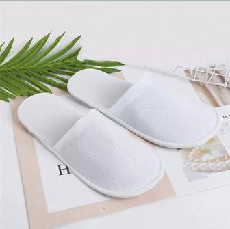 Одноразовые тапочки из спандбонда и флиса за 150 и 200 тенге. Бесплатная до