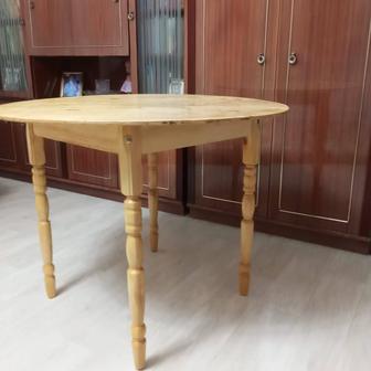 Круглый деревянный стол