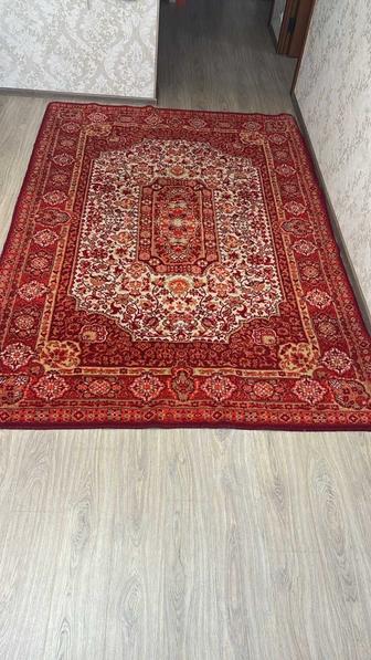 Ковер ,не синтетика,жертвенной толстый