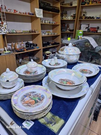 В наличии очень красивый фарфоровый столовый сервиз Мадонна!!! KAHLA GDR!