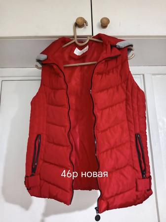 Жилетка красная, куртка, обувь.