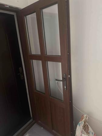 Пластик дверь б/у