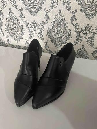 Сапожки на каблуках женские