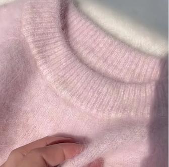 Свитер розовый