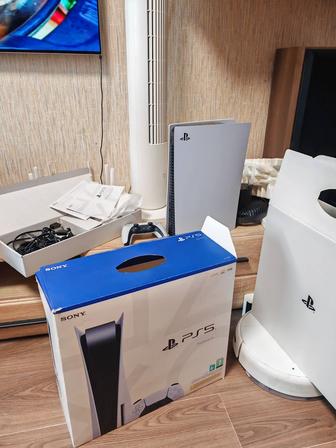 Игровая консоль PlayStation 5, полный комплект, в отличном состоянии.