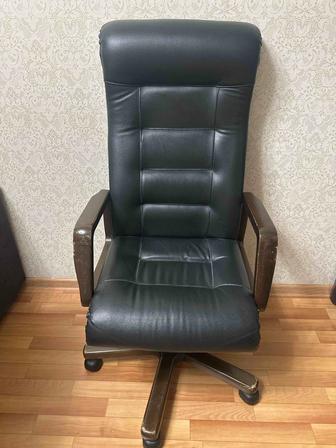 Продам кожаное кресло руководителя