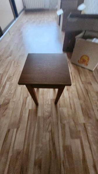 Табуретки на деревянных ножках