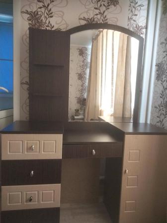 Продам кровать, две тумбочки и туалетный столик