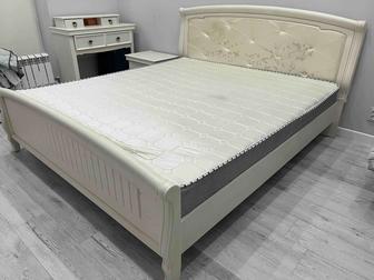 Жақсы сақталған б/у төсек және тумбалар сатылады.