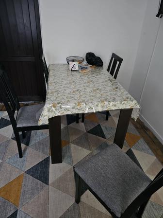 Кухонный стол со стульями