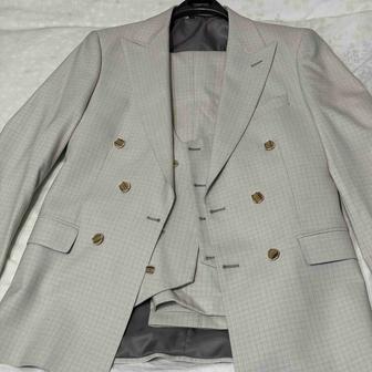 Костюм тройка мужской светлый