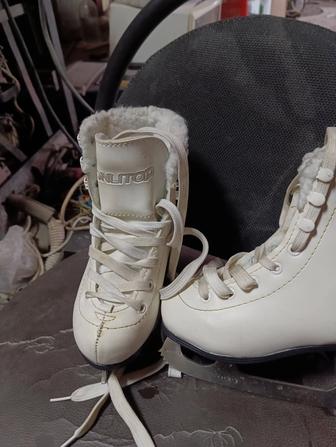 Продам коньки фигурные детские.