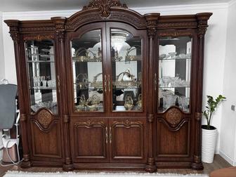 Продам комплект стенки , стол и стулья . По отдельности также возможно