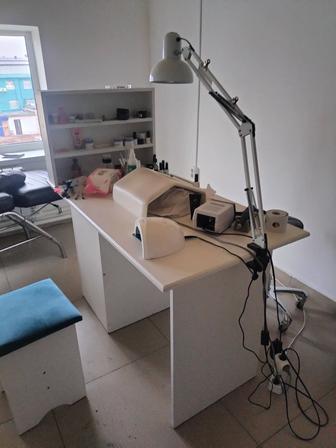 Маникюрный стол