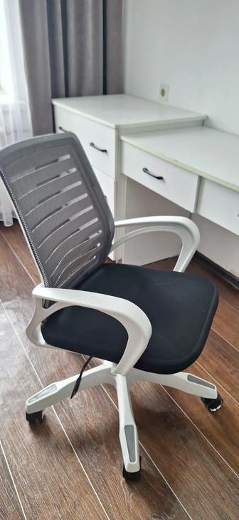 Продается офисное кресло белого цвета