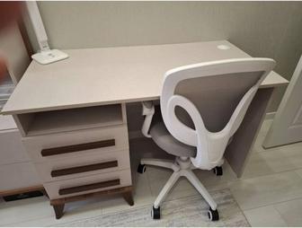 Стол письменный и стеллаж книжный