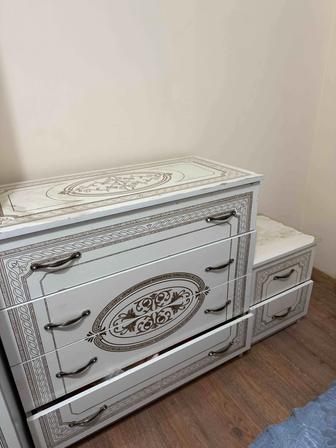 Комод с зеркалом и прикроватные тумбы