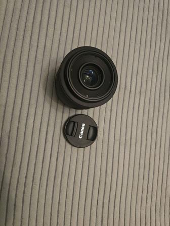 Canon RF 35mm f/1.8 Macro IS STM