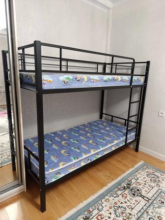 кровать двухъярусная с матрасом