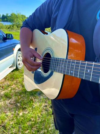 Продам Гитару YAMAHA F310 в комплекте стойка , ремень , прочный чехол