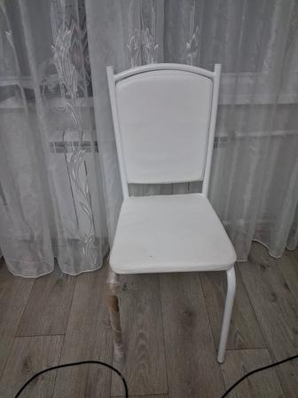 Продам два стула, цвет белый, состояние нормальное.
