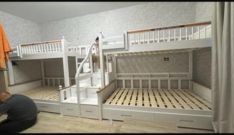 Двухъярусная деревянная кровать
