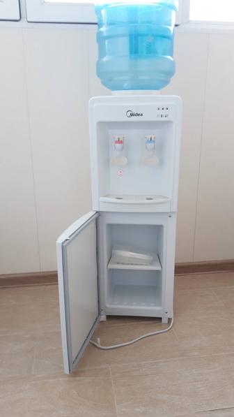 ПРОДАМ. Диспенсер(кулер) MIDEA бутыль для воды в отличном состоянии.